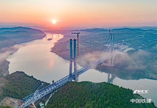 2025年8月18日,湖北十堰,中鐵十一局承建的西十高鐵漢江特大橋建設現場。古建敖 攝 (3).jpg